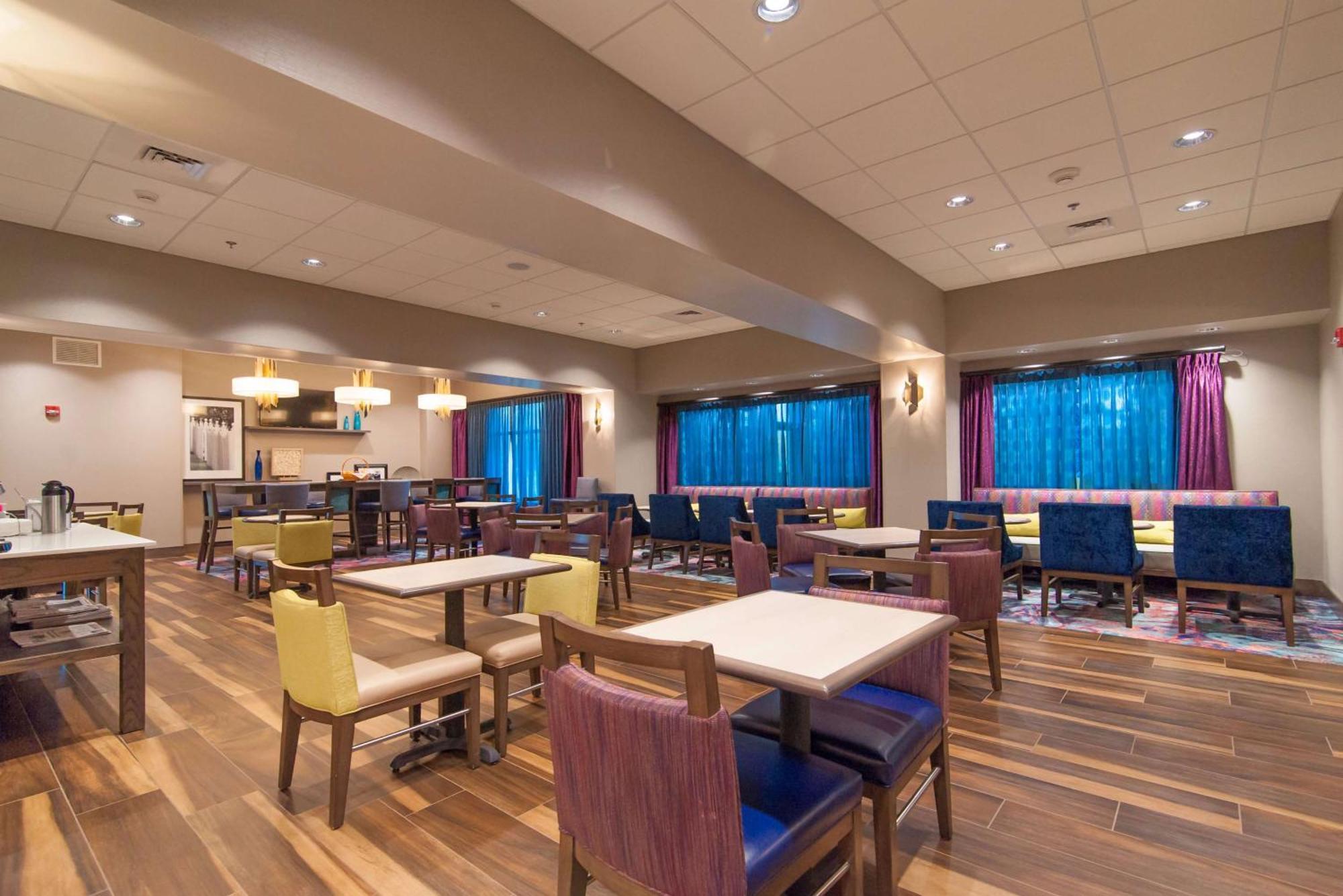 Hampton Inn Norwich Exterior photo